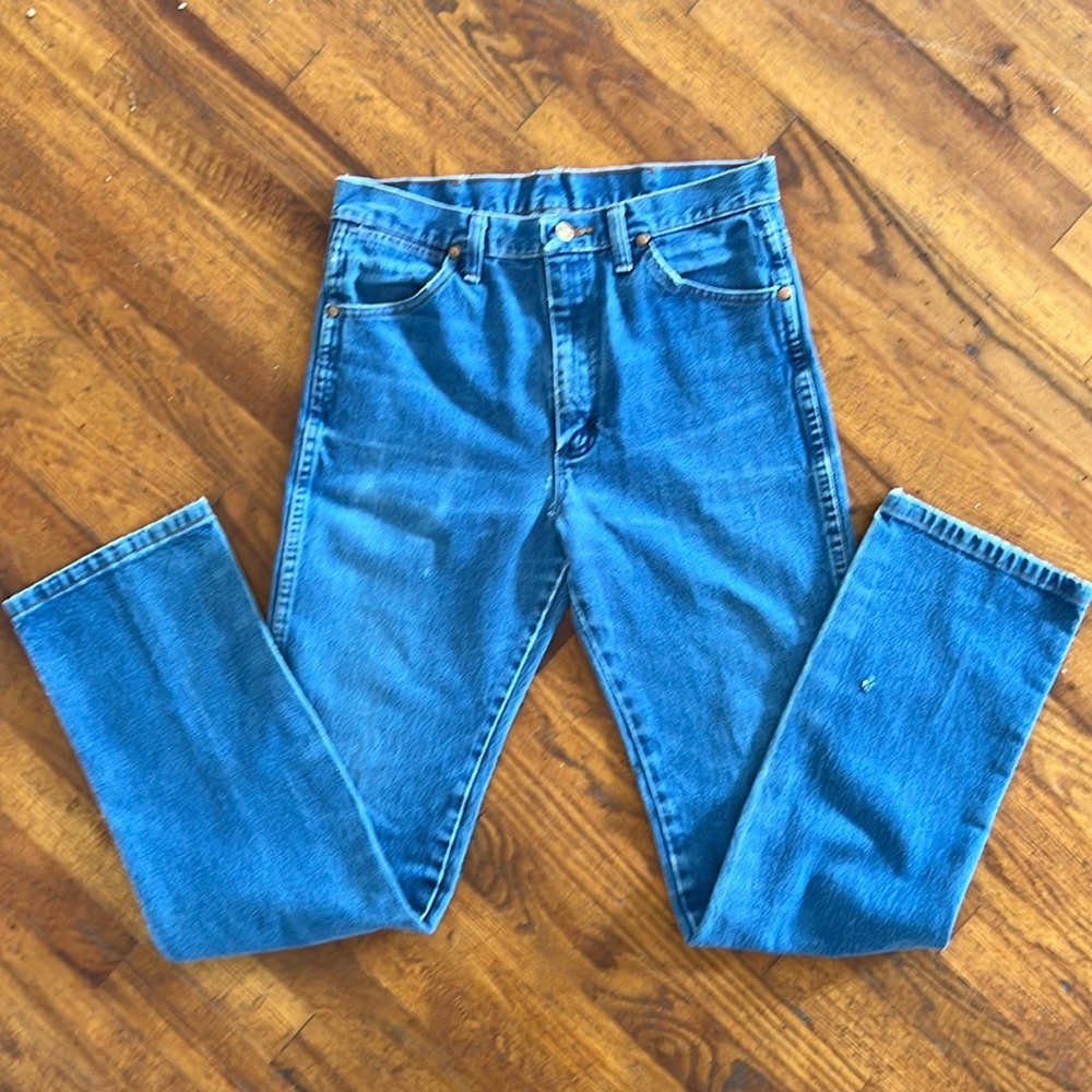 Distressed Wrangler Rigid Indigo Cowboy Cut Slim, 32x34” waist measures 30x30”